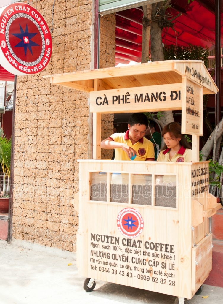 Xe cafe lưu động có thiết kế gọn mà đầy đủ giống như 1 quán cafe thu nhỏ, tiện dụng, bắt mắt