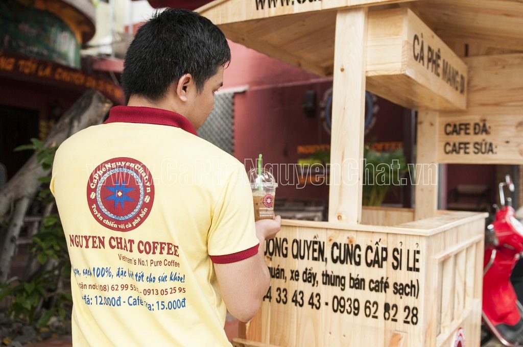 Cafe di động phục vụ người tiêu dùng bằng sản phẩm cafe hạt nguyên chất