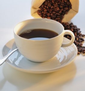 Màu sắc của ly cà phê nguyên chất trong trẻo, không đặc quánh và đen đục