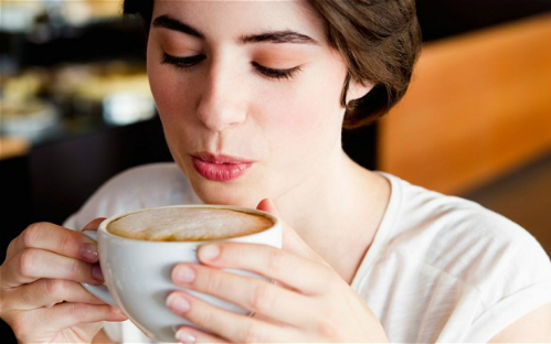 Thưởng thức một ly cà phê vào mỗi sáng giúp bạn tràn đầy năng lượng